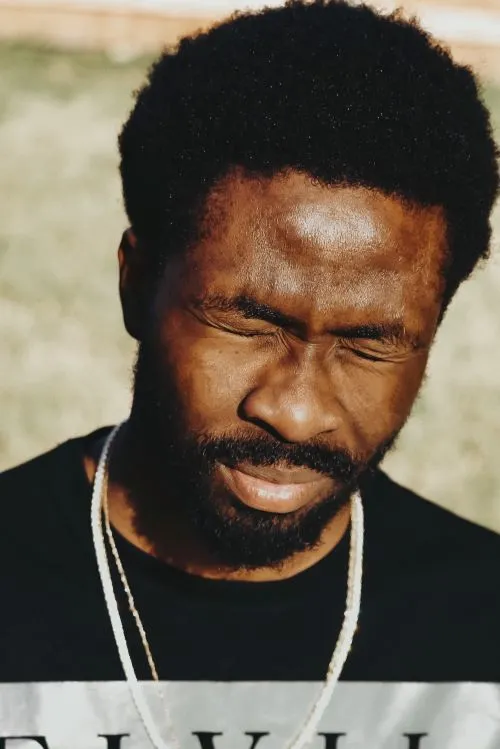 portrait homme fermant les yeux